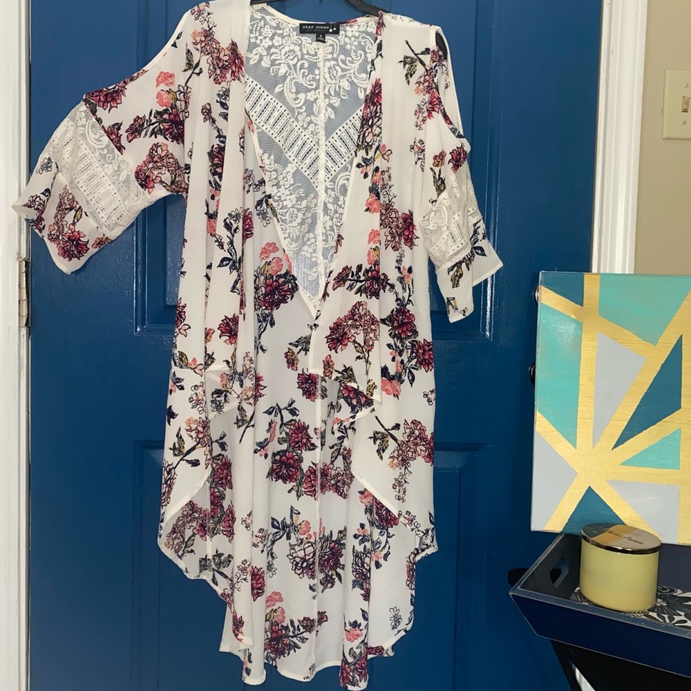 Small High-Low Floral Cardigan with a Lace Back and Shoulder Cut-Outs